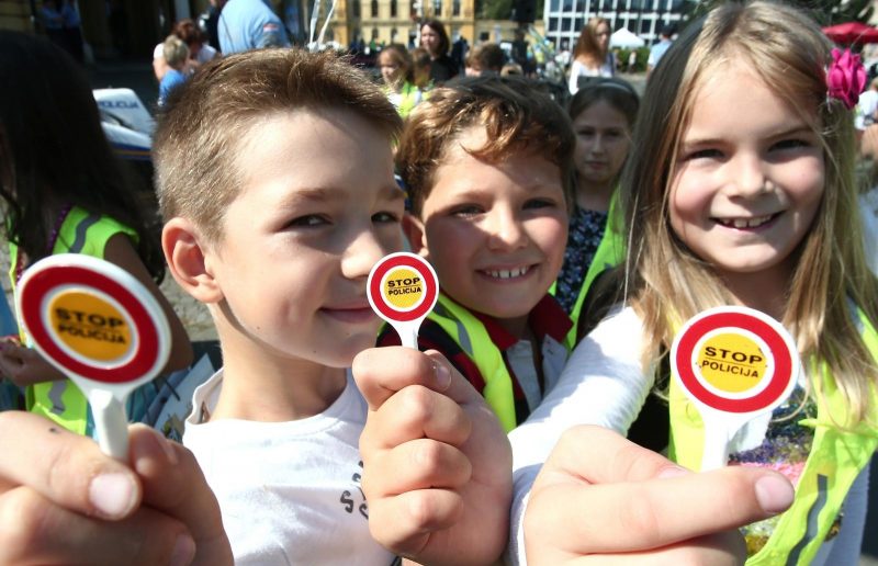 09.09.2016., Zagreb - Na platou ispred HNK- u sklopu preventivne akcije Postujte nase znakove organizirano je druzenje pod nazivom 'Program prometne kulture za najmladje'. Akcija je provedena kao najava slicnih akcija u svim osnovnim skolama. Akciju su proveli Policija, HAK, Crveni kriz, Jumicar, a sudjelovala su djeca iz obliznjih osnovnih skola. 
Photo: Sanjin Strukic/PIXSELL