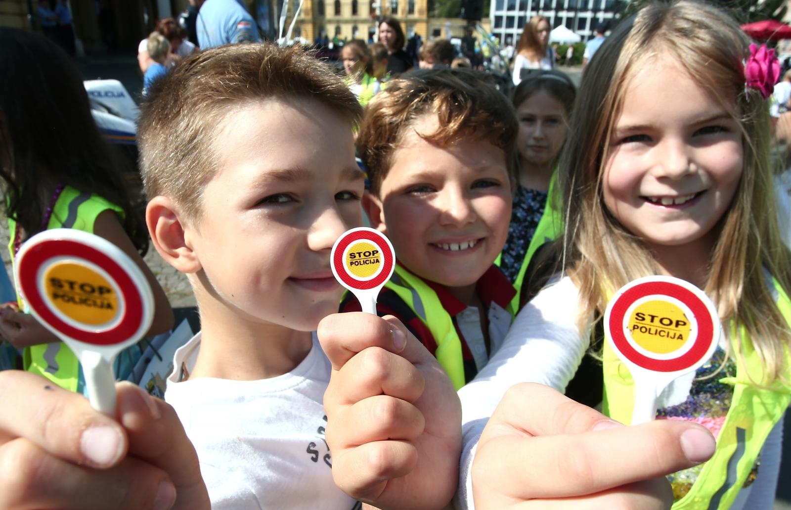 09.09.2016., Zagreb - Na platou ispred HNK- u sklopu preventivne akcije Postujte nase znakove organizirano je druzenje pod nazivom 'Program prometne kulture za najmladje'. Akcija je provedena kao najava slicnih akcija u svim osnovnim skolama. Akciju su proveli Policija, HAK, Crveni kriz, Jumicar, a sudjelovala su djeca iz obliznjih osnovnih skola. 
Photo: Sanjin Strukic/PIXSELL