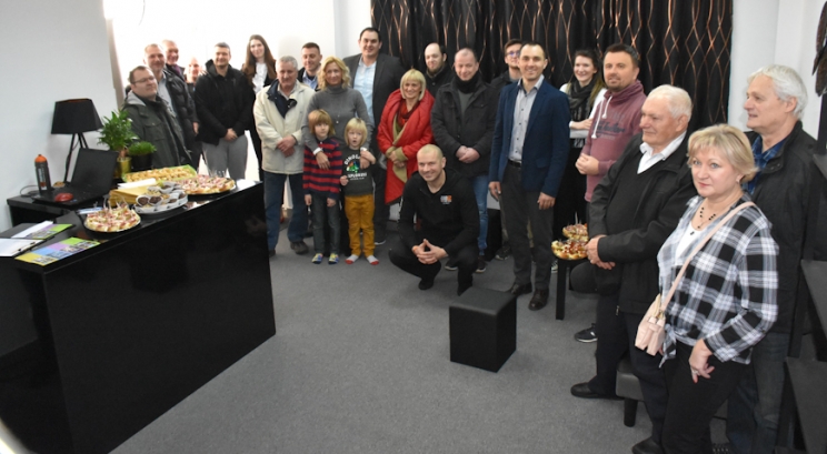 44152f18e720d1684d45df644d622f12_XL